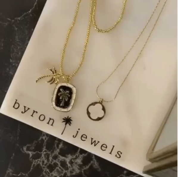 Tailored fashionbeeld in lichte neutrale kleuren