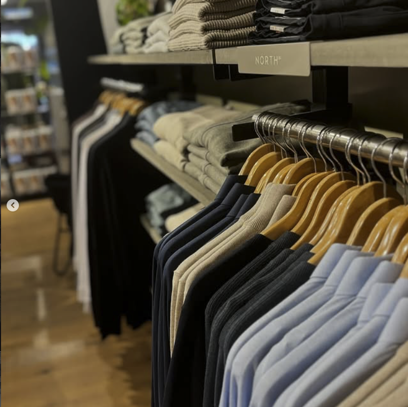 Kledingrek in boutique sfeer