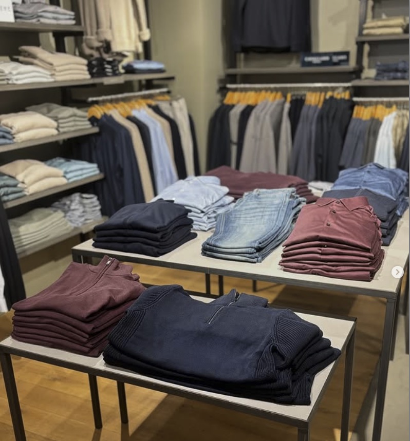 Kledingselectie in de winkel van Mix Noordwijkerhout